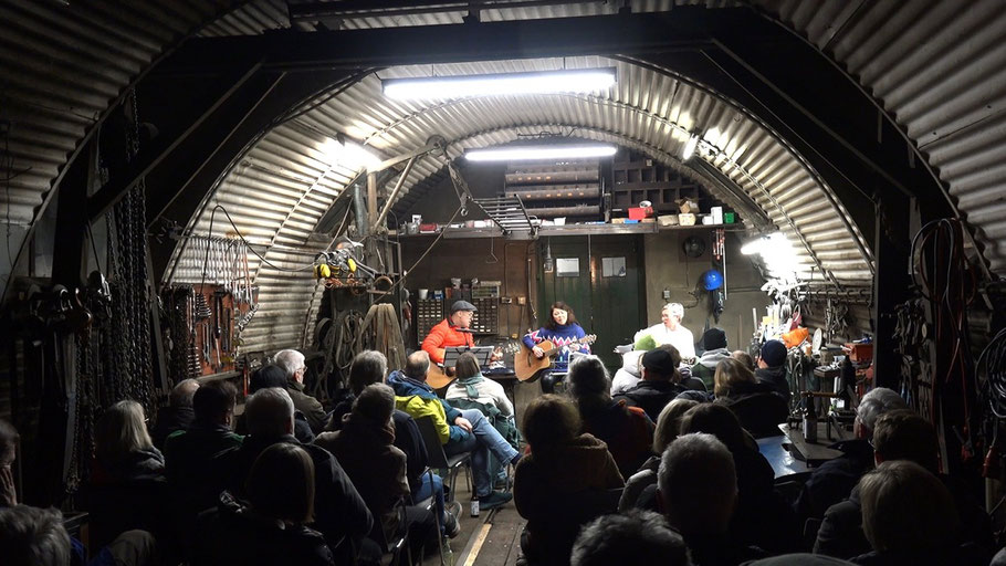 In der besonderen Atmosphäre der Nissenhütte begeisterte die Gruppe „Saitenwnd" das Publikum