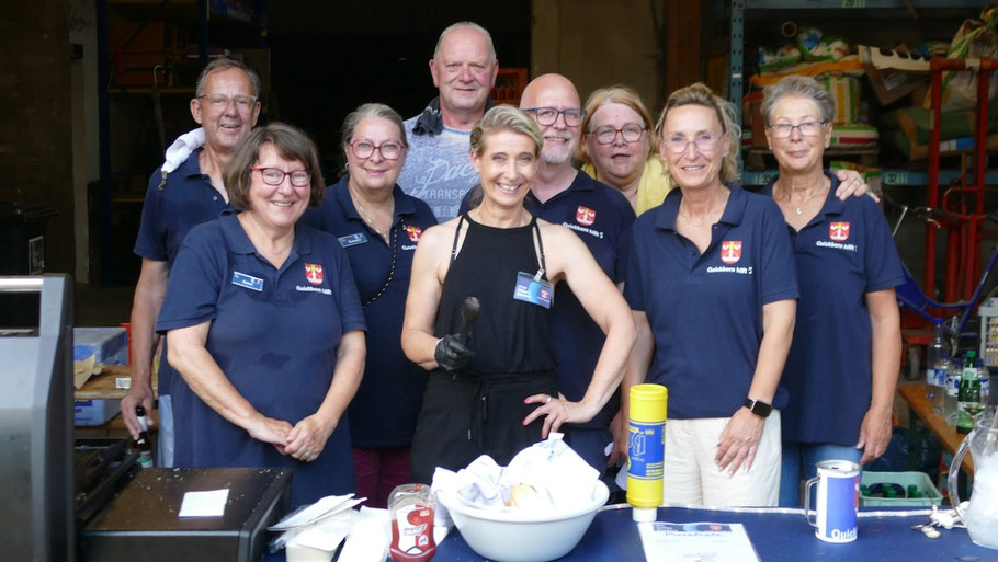 Das engagierte Team des Vereins „Quickborn hilft" versorgte die Besucher mit leckeren Grillwürstchen und Getränken