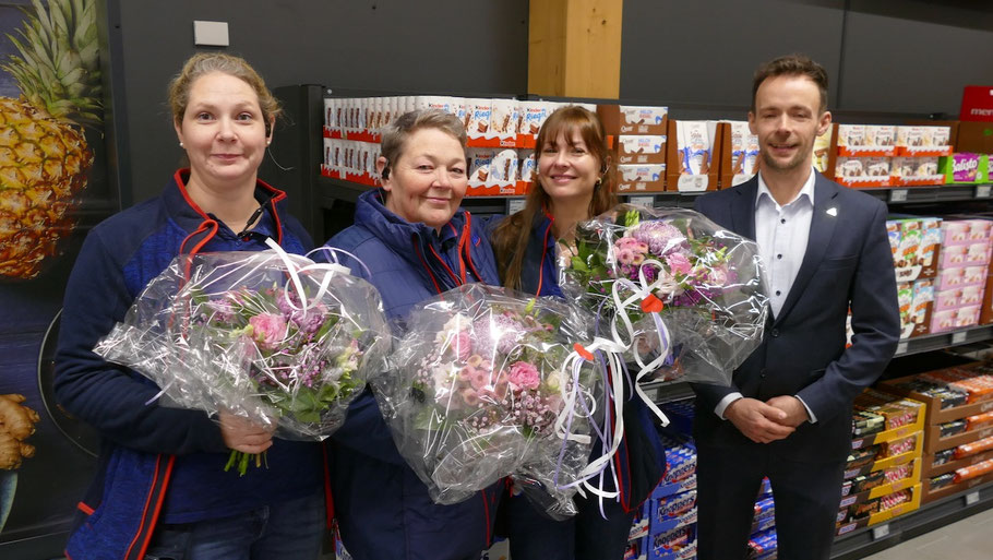 Eine nette Geste: Regionalleiter Yannik Müller überraschte Filialleiterin Brigitte Meißner (2.v.r) und alle zwölf Mitarbeiterinnen und Mitarbeiter zum Start am neuen Arbeitsplatz mit einem Blumenstrauß (die nicht Abgebildeten bekamen ihn später)