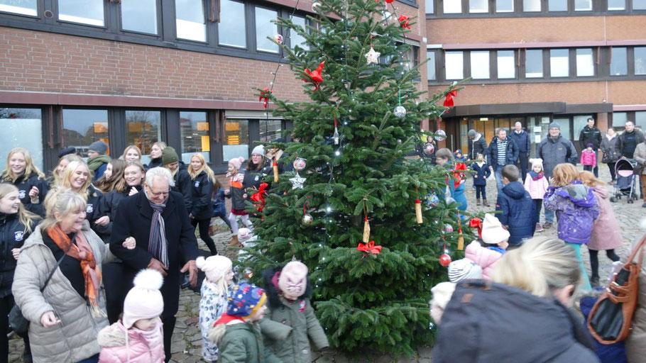 Angeführt von Boxholms Stadtoberen tanzten die Lucia-Mädchen um den Weihnachtsbaum vor dem Rathaus