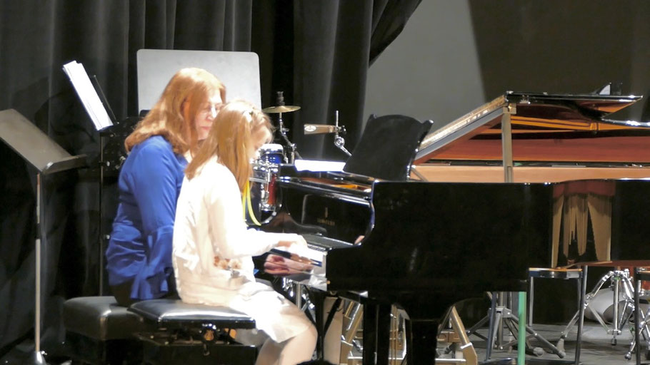 Als jüngste Musikerin bezauberte Katja Khomenko - unterstützt von ihrer Lehrerin Svetlana Prudovski - mit einem ukrainischen Volkslied