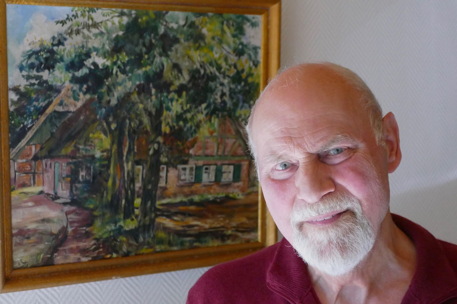 Thomas Dänecke vor einem Bild des alten Familienanwesen des Gerbers Schmidt in der heutigen Gerberstraße
