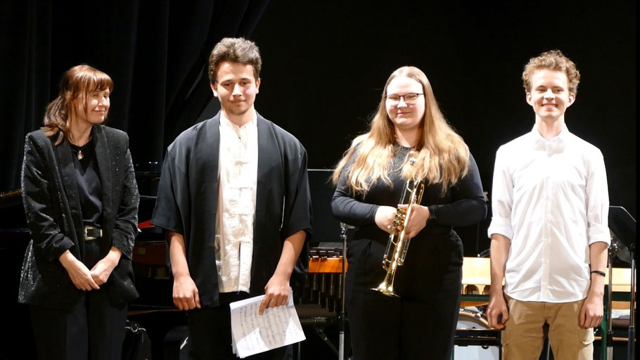 Die Dozentin Anna Milewska, die schon früher eigene Kompositionen aufgeführt hatte, hatte für ihr neuestes Werk „Ice Dragon" Unterstützung durch Alexander Hatje (Klavier), Vanessa Prieß (Trompete) und Jannis Demming (Marimba) gefunden
