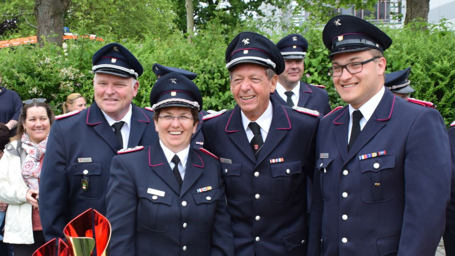 Freuten sich über den gelungenen Verlauf des „Eulenfestes": Stellvertretender Wehrführer Daniel Dähn, Kreisjugendfeuerwehrwartin Gerlinde Langeloh, Wehrführer Wido Schön und Quickborns Jugendfeuerwehrwart Sebastian Göhring (v.L.)