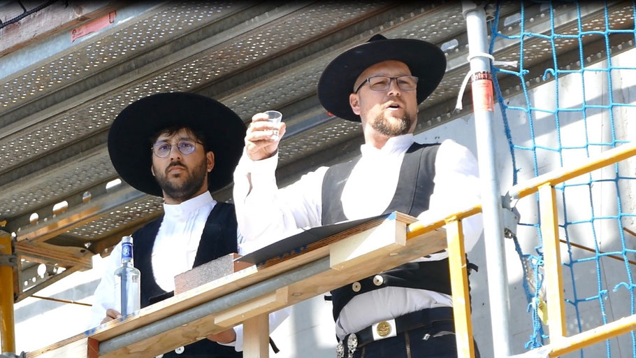 Ein Prost auf den Bauherren und alle Beteiligten: In traditioneller Kluft zelebrierten Zimmerleute den Richtspruch