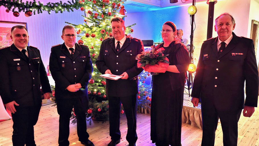 30 Jahre dabei: Markus Huckfeldt (3.v.l.), hier mit Ehefrau, Stv. Zugführer Torben Fehrs und Zugführer Björn Fehrs sowie Wehrführer Wido Schön (r.)