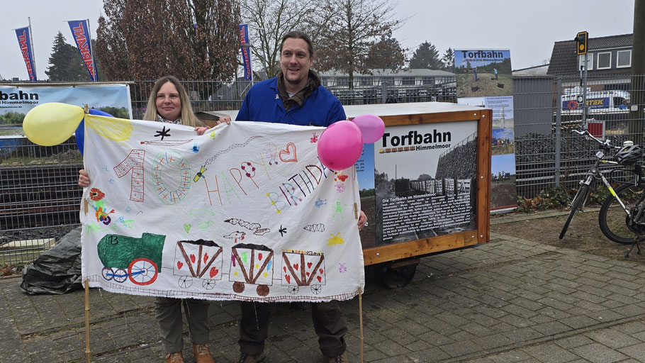 Dan Zelck und seine Frau laden zum Weihnachtsmarkt zu Fahrten mit der Torfbahn ein (Foto: Senioren-Union)