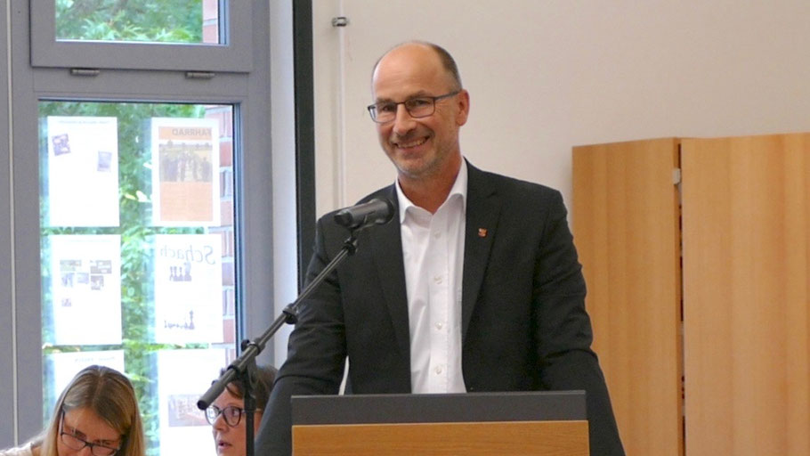 Der FDP-Fraktionsvorsitzende Jürgen Scharley brachte den Resolutionsentwurf ein