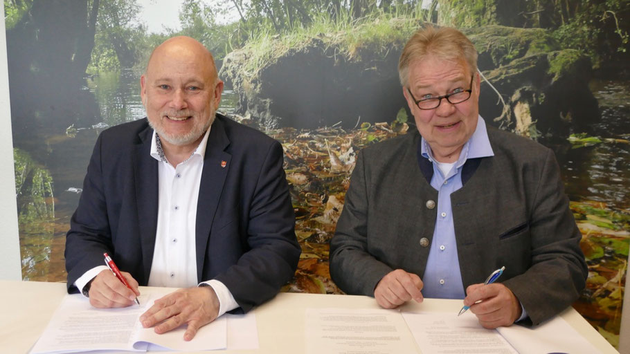 Bürgermeister Thomas Beckmann und Aschebergs Bürgermeister Thomas Menzel unterzeichneten den Vertrag über die Verwaltungsgemeinschaft Quickborn-Ascheberg