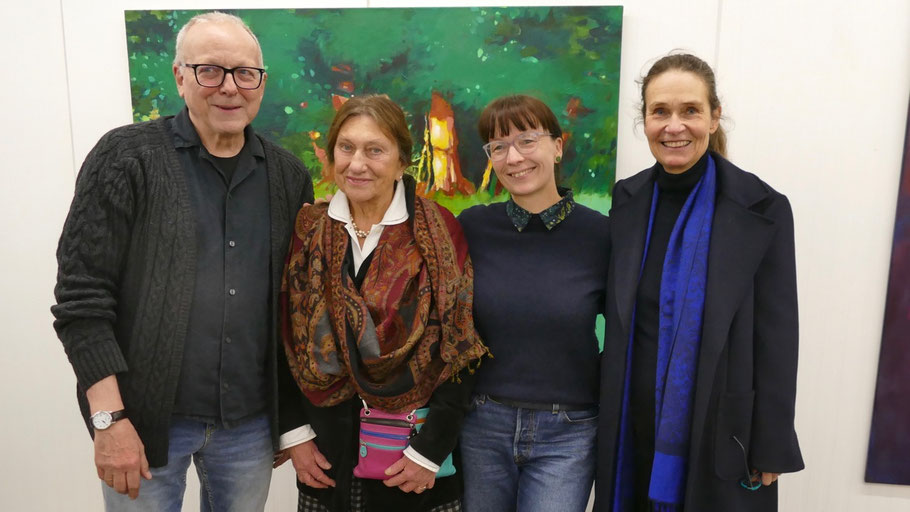 Über die neue Ausstellung von Alice Kaufmann (2.v.l.) freuen sich die Kunstvereins-Vorstandsmitglieder Romy Rölicke und Edwin Zaft. Mit ihrer Einführung eröffnete Kulturvermittlerin Anja Jensen (r.) einen besonderen Blick auf die Werke