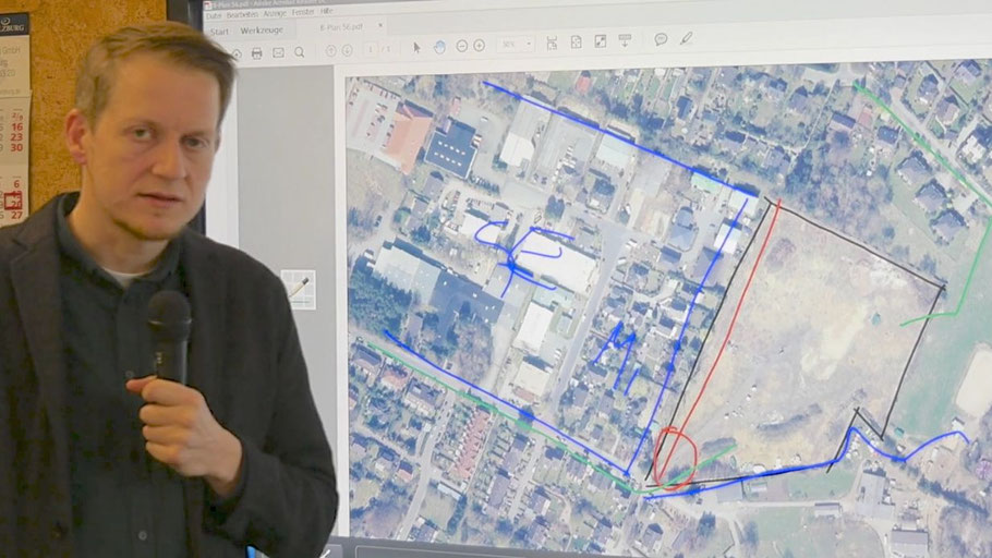 Stadtplaner Lasse Friedel stellt im Video die Planungen für das neue Wohngebiet (rechts, schwarz umrandet) vor. Ein Geh- und Radweg soll den Hermann-Löns-Weg mit der Theodor-Storm-Straße verbinden (rot).