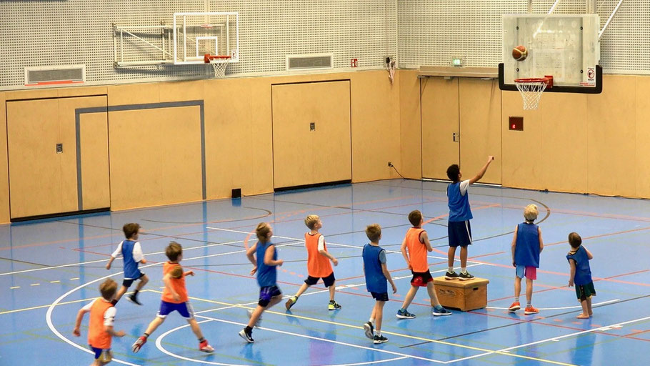 Solange man noch nicht ganz die Klasse eines Dennis Schröder erreicht hat, darf beim Basketball ein kleines Podest helfen ...