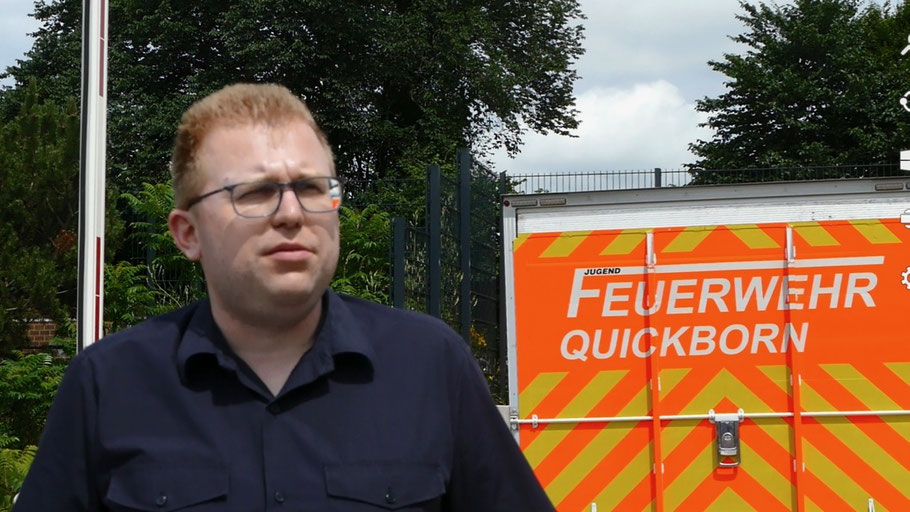Zugführer Björn Fehrs stellte Besuchergruppen an verschiedenen Stationen die Arbeitsbedingungen und die Arbeit der Quickborner Wehr vor ...