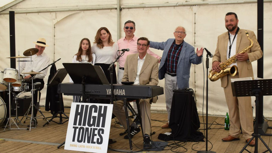 Für musikalische Unterhaltung sorgen u.a. die High Tones, hier mit Sängerin Anna Konanoudi , Stadtwerke-Chef Dr. Memetzidis und Autor Peter Jäger beim Auftritt beim Stadtwerke-Frühschoppen im vergangenen Jahr