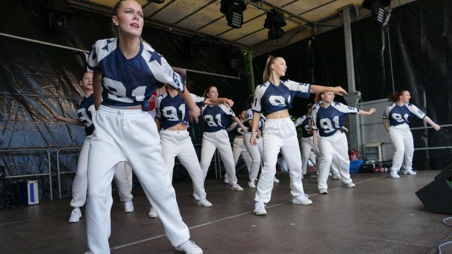 Mit mehreren äußerst schwungvollen Auftritten begeisterten die verschiedenen Tanzgruppen der Academy das Publikum