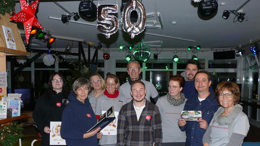 Das Team der Stadtjugendpflege freute sich auf die Party: Patricia Meinert, Susanne Golditz, Anett Fröhlich, Sabine Rosek, Ben Jaehn, Torsten Rosek, Hannah Gleisner, Pasqual Bethke, Mehmet Zopa und Birgit Hesse (v.l.); nicht im Bild Kathrin Trappberger