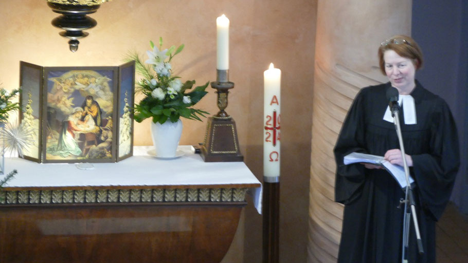 Pastorin Claudia Weißbarth führte duch den Gottesdienst mit Krippenspiel, der vor allem von Familien mit ihren kleinen Kindern besucht wurde