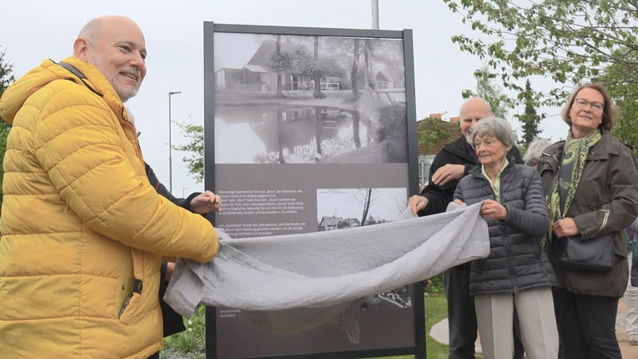 Irene Lühdorff, Leiterin der Geschichtswerkstatt, und Bürgermeister Thomas Beckmann eröffneten mit der Enthüllung der neugestalteten Stele den offiziell neuen Börnplatz