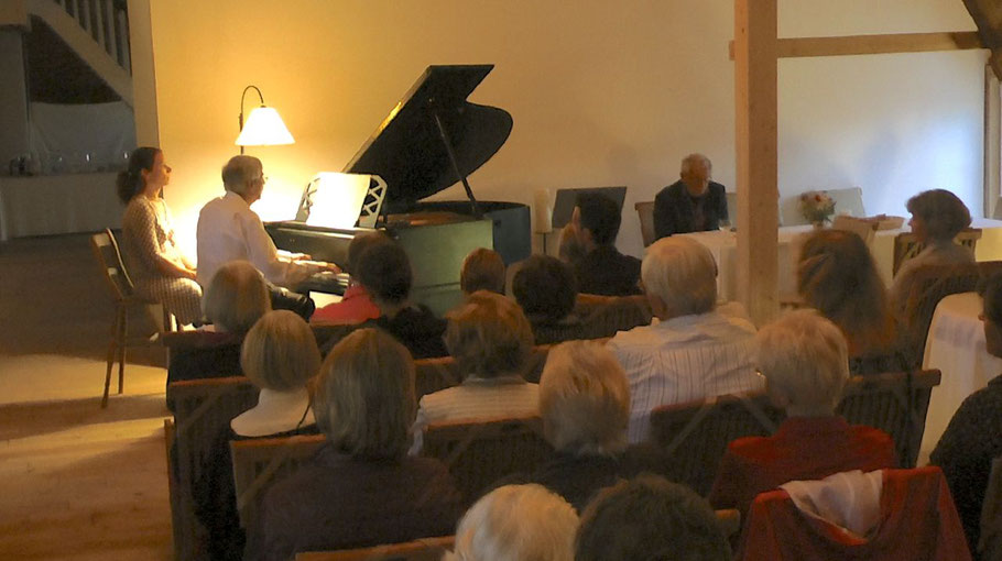 In fast familiärem Ambiente präsentierte der Renzeler Pianist Hartwig Karstens sein Programm.