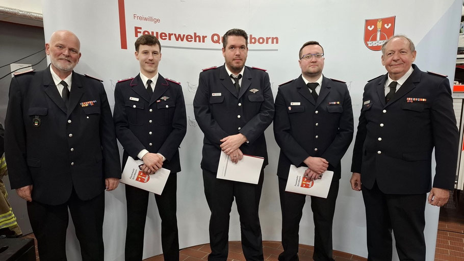 Wurden zu Hauptfeuerwehrleuten mit 2 Sternen befördert: Jan Kucek, Jan-Hendrick Köppl, Timo Lorenz (v.l.), außen die Wehrführung