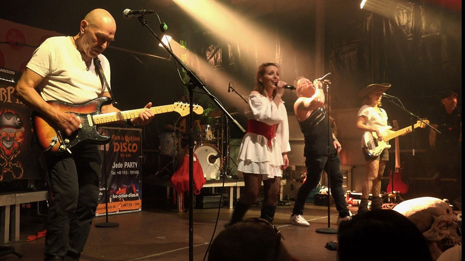Die Cover-Piraten sorgten mit einer mtreißenden Show beim vorwiegend jugendlichen Publikum für eine Super-Stimmung: Unter anderem bei einer musikalischen Reise durch die Neue Deutsche Welle wurde kräftig mitgesungen