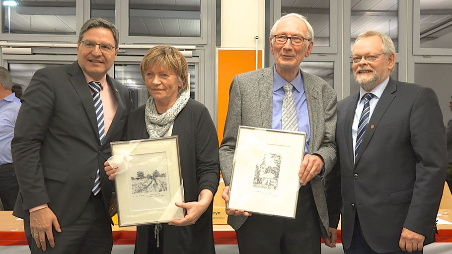 Mit Kupferstichen der Marienkirche und des Himmelmoores bedankten sich Bürgermeister Thomas Köppl und Bürgervorsteher Henning Meyn im Namen der Stadt Quickborn bei Klaus-H. Hensel und seiner Frau Liselotte für das langjährige Engagement