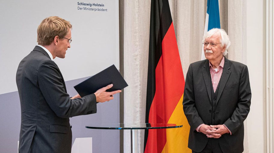 Ministerpräsident Daniel Günther überreichte Carlo von Tiedemann die Urkunde (Foto: Landesregierung)