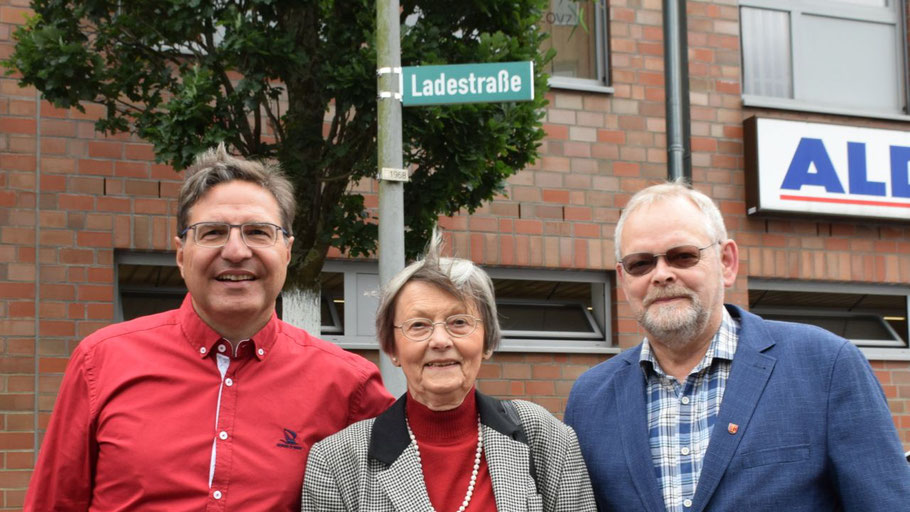 Bürgermeister Thomas Köppl, Irene Lühdorff, Leiterin der Geschichtswerkstatt, und Bürgervorsteher Henning Meyn enthüllten gemeinsam das neue Straßenschild (v.l.)