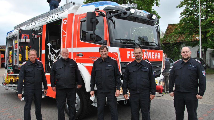 Wehrführer Wido Schön begrüßte das neue Fahrzeug mit dem Abhol-Team Daniel Dähn (stellv. Wehrführer), Jan Bestmann (Maschinisten-Ausbilder), Daniel Hafemann (Gerätewart) und Emin Abay (Beschaffungsgruppe) v.l.