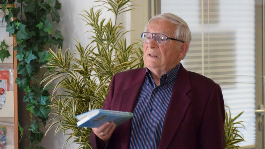 Sehr lebendig trug Peter Jäger aus seinem Buch „Bienen, Blüten und ein Moor" vor