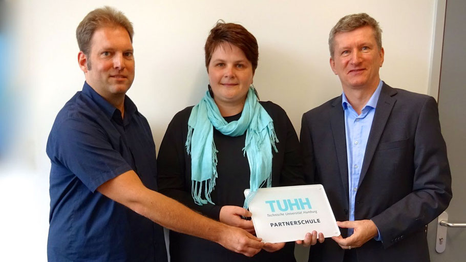 Nina Schulte (TUHH) übergab die Kooperations-Urkunde an Initiator Stefan Helms und Schulleiter Dr. Manfred Brandt
