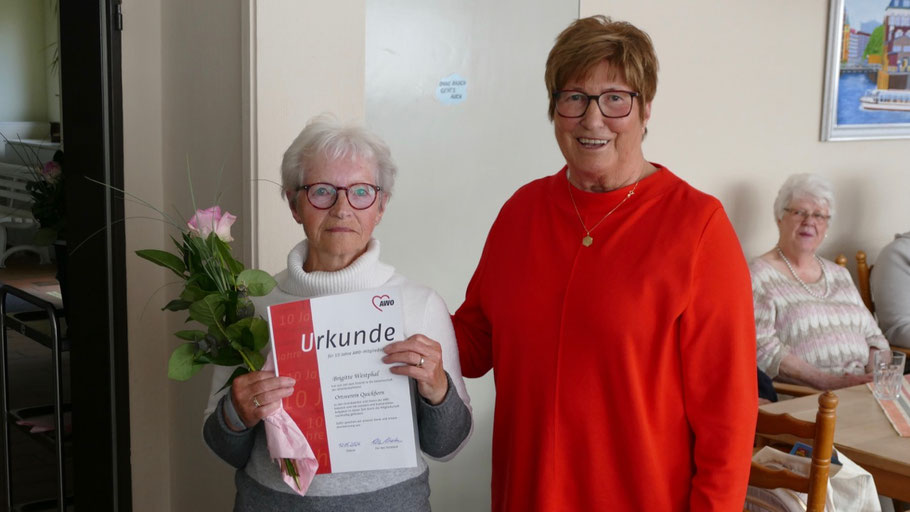 Vor ihrem Abschied als Vorsitzende ehrte Elke Schreiber noch einige langjährige AWO-Mitglieder, hier Brigitte Westphal für 10-jährige Mitgliedschaft
