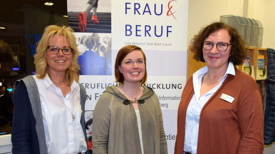 Quickborns Gleichstellungsbeauftragte Hannah Gleisner (Mitte) freut sich, dass Brigitte Pisall (l.) und Stefanie Oeverdieck in der Eulenstadt Frauen beraten