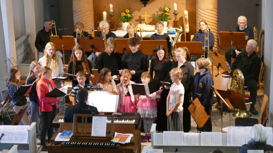 Der Kinder-und Jugendchor rührte die Herzen mit Songs wie „Soviel Gutes" zur Jahreslosung 2025, „Nessaja", „Du bist da" und „Jesus is the answer".