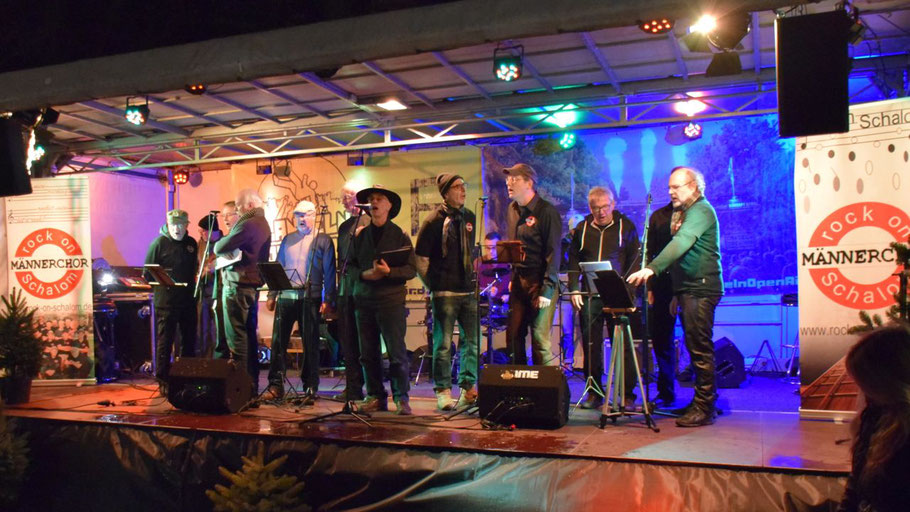 Der Norderstedter Männerchor „Rock on Shalom" sorgte am Nachmittag für mitreißenden Sound auf der Bühne