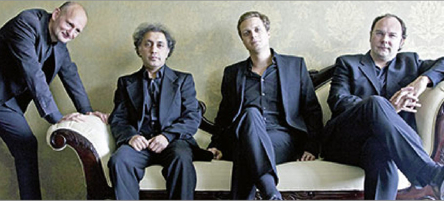 Edouard Tachalow (Violine), Johannes Huth (Kontrabass), Jakob Neubauer (Bajan), Christian Schulz (Gitarre)