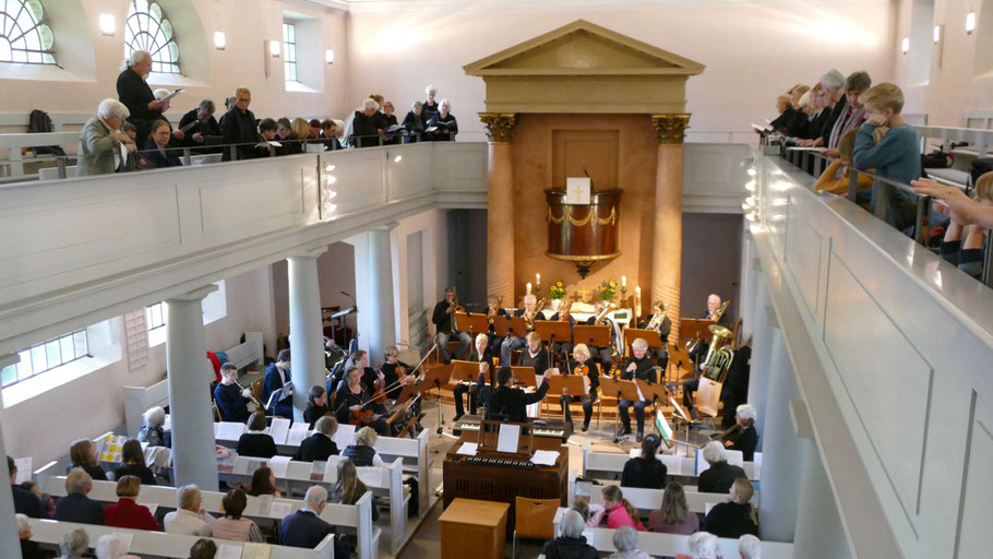 Zum „Laudate Jehovam" riefen Kantorei, Blockflötenensemble und Orchester auf, ehe alle gemeinsam mit „Danket dem Herrn" den Schlußpunkt für ein beeindruckendes Festkonzert setzten.