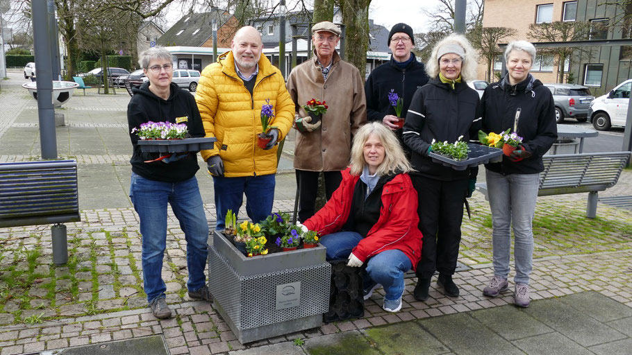 Neben Nicole Münster (Stadt; vorn) und Bürgermeister Beckmann hatten sich von den Stadtmachern Sabine Böse, Ulrich Hennecke, Heiko Wolgast, Sabine Schaefer-Maniezki und Ute Kruse zur Pflanzaktion eingefunden (v.l.)