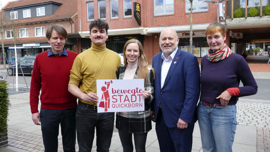  Die beiden Innenstadtmanager Clara Henn und Hugo Polauke freuen sich gemeinsam mit Bürgermeister Beckmann und Quickborns Stadtplaner Sabine Bönning und Felix Thermann auf die Zusammenarbeit mit allen Interessierten in Quickborn