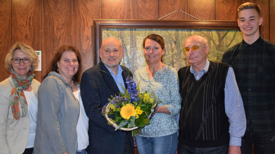 Der neue Vorsitzende Thomas Beckmann dankte Friederike Rübhausen mit Blumen für ihren Einsatz, Ines Glatthor (2.vl.l.) und Horst Stahl ergänzen den Vorstand, neben Rübhausen sind Bettina Bennies und Michael Maier als Beisitzer vertreten.