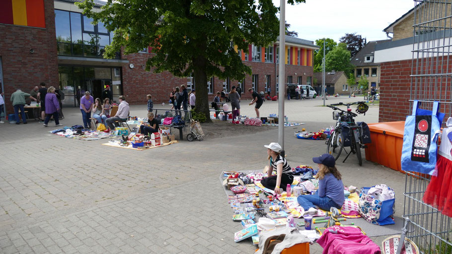 Auf dem Schulhof konnten zahlreiche Kinder im Rahmen eines kleinen Flohmarkts Spiele und Spielzeug anbieten