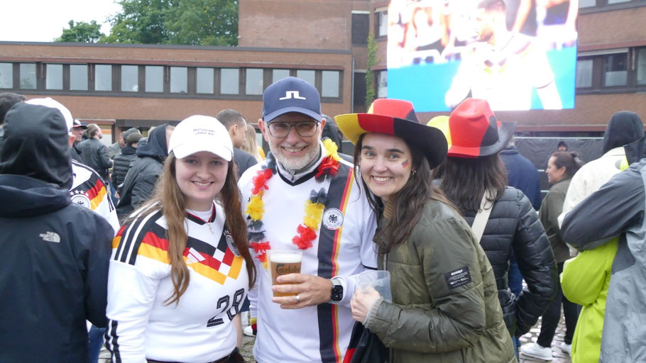 Zumindest die FDP war beim Public Viewing vertreten ....
