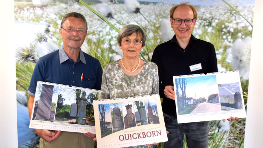 Die Leiterin der Geschichtswerkstatt Irene Lühdorff präsentiert gemeinsam mit Rudolf Timm und Sönke Abeldt von der Buchhandlung Theophil (r.) den neuen Kalender.