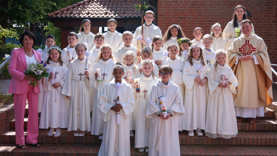 Es waren Kinder, in ihrem wunderbar gelebten kindlichen Glauben, die unter der Leitung von Dorothe Driessen Menschen in die Kirche zurückgeholt haben. Und das mit ihrem von der Kirchenmusikerin Bettina Holtmannspötter in Musik gesetzten Leitmotiv.