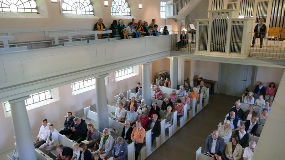 Gut besetzt war die Marienkirche zum Festgottesdienst - von der Empore begleiteten die „Cheerful Voices" mit Gospelsongs den Gottesdienst
