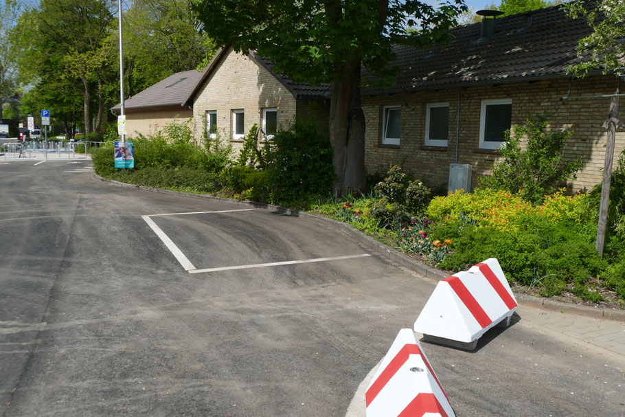 Hier können Eltern ihre Kinder für den Freibad-Besuch absetzen. Das Schild mit der Haltemöglichkeit für drei Minuten wid noch aufgestellt.