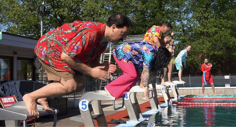 Und platsch! Gemeinsam eröffneten die Stadtvertreter mit einem Sprung die Freibad-Saison
