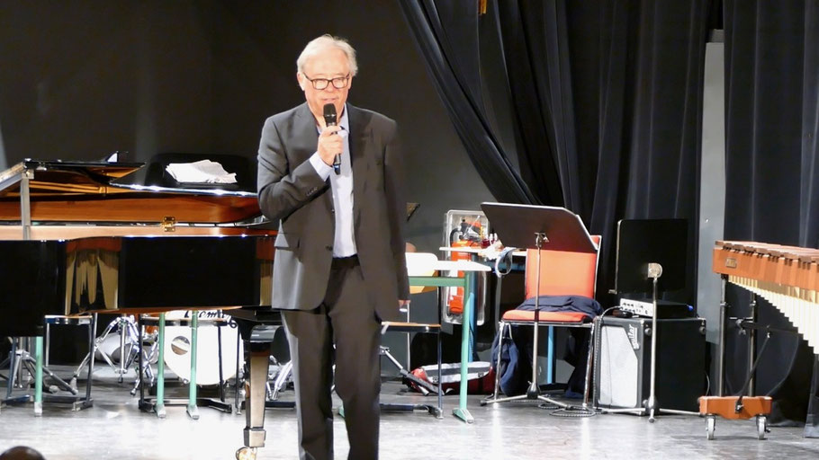 Lorenz Jensen, Leiter der Musikschule und auch Leiter des Konzerts, führte durch das Programm - an den Einstudierungen war auch Falko Jentsch beteiligt