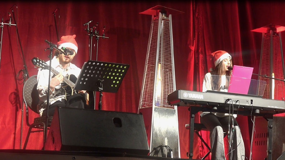 Aggeliki Mementzidis und Alexander Martens sorgten am Sonntag mit ihren Songs für weihnachtliche Stimmung