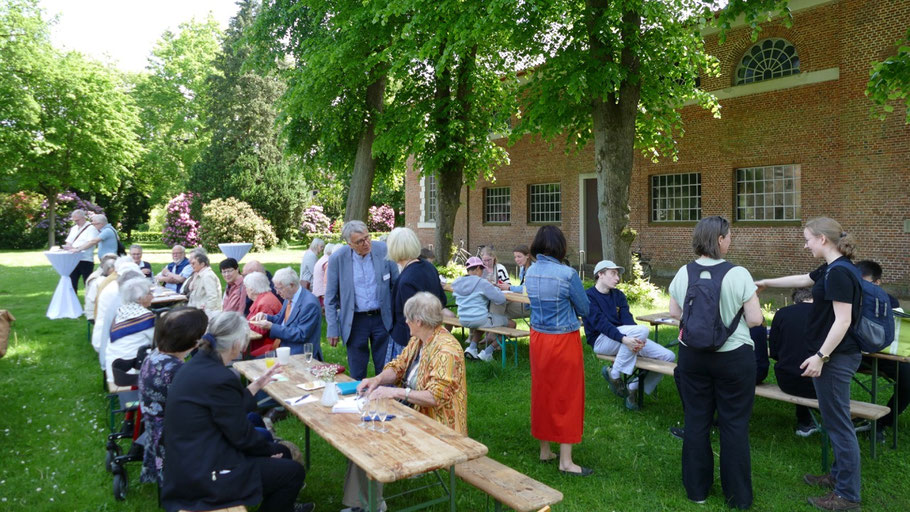 Viele Gäste ließen den Tag bei Gespächen auf der liebevoll vorbereiteten Festwiese ausklingen